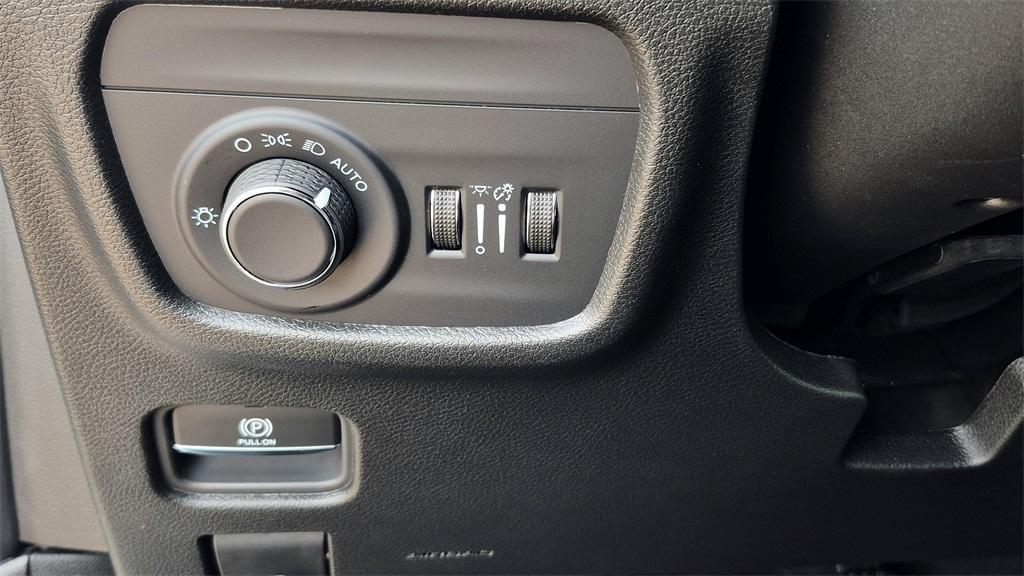 new 2026 Jeep Grand Cherokee car, priced at $39,900