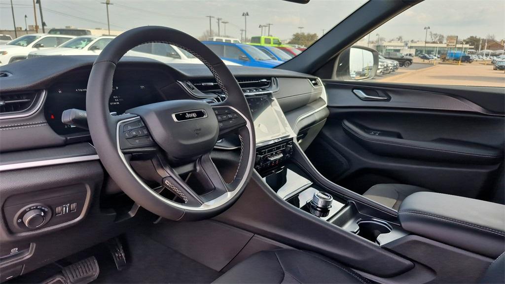 new 2026 Jeep Grand Cherokee car, priced at $39,900