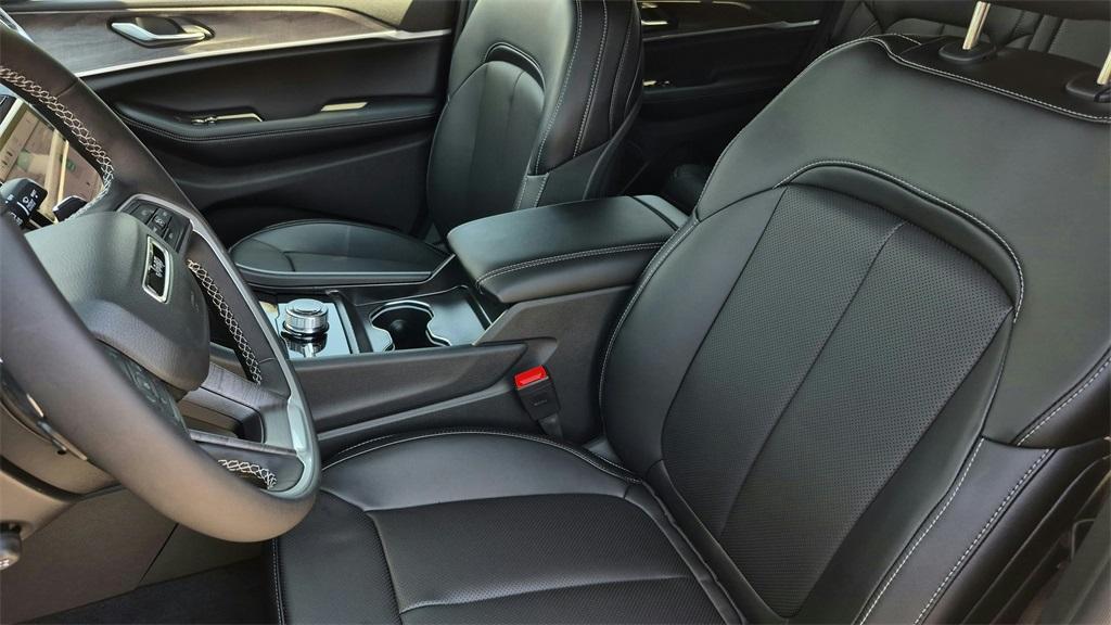 new 2025 Jeep Grand Cherokee car, priced at $54,084