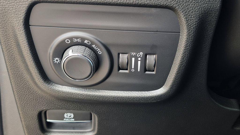 new 2026 Jeep Grand Cherokee car, priced at $40,294