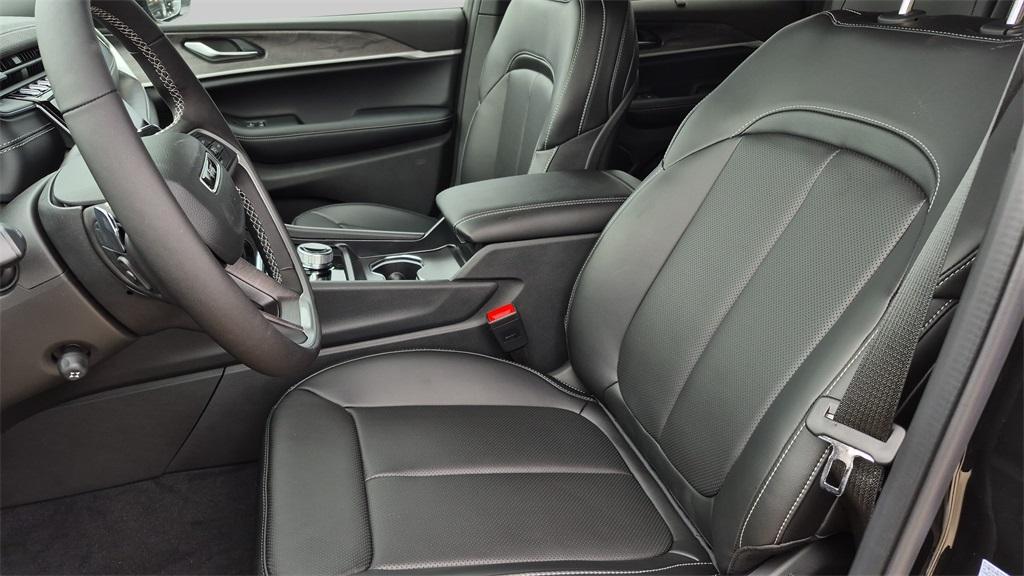 new 2025 Jeep Grand Cherokee car, priced at $50,834