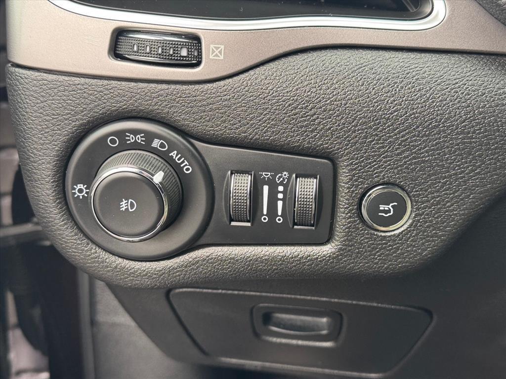 used 2021 Jeep Cherokee car, priced at $13,729