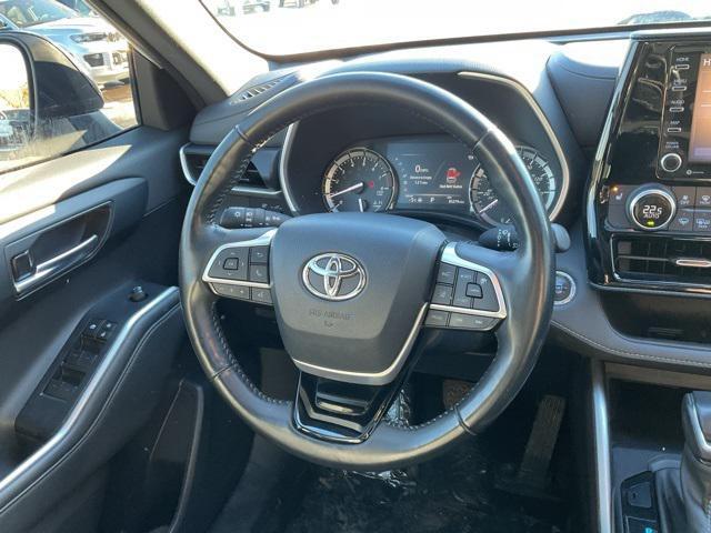 used 2022 Toyota Highlander car, priced at $32,998