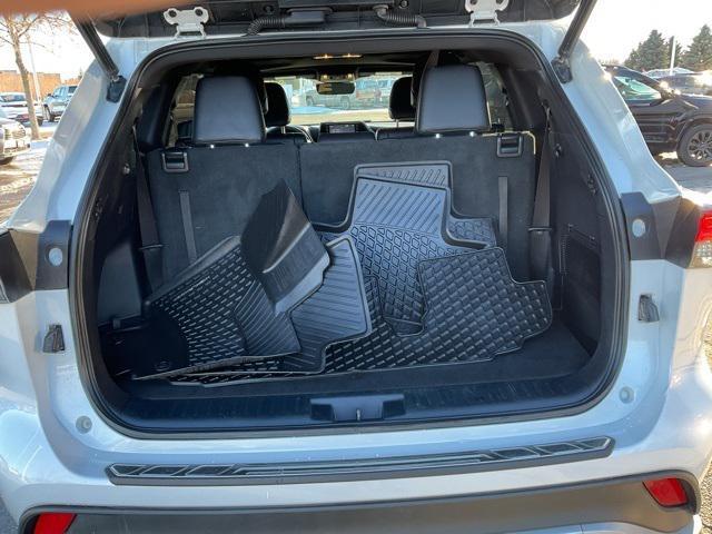 used 2022 Toyota Highlander car, priced at $32,998