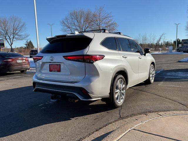used 2022 Toyota Highlander car, priced at $32,998