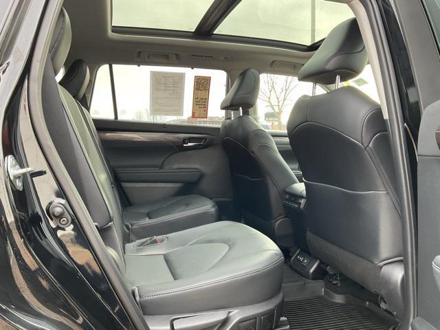 used 2022 Toyota Highlander car, priced at $40,998