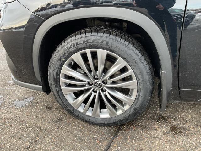 used 2022 Toyota Highlander car, priced at $40,998