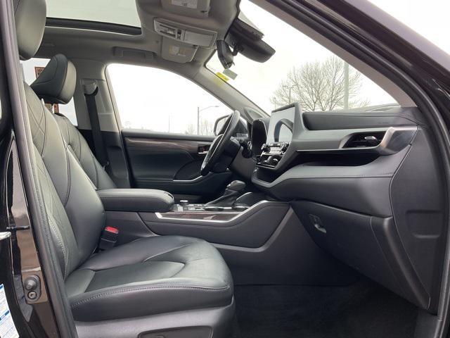 used 2022 Toyota Highlander car, priced at $40,998