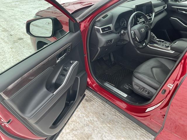 used 2021 Toyota Highlander car, priced at $39,998