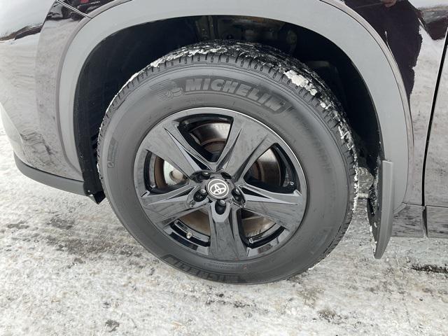 used 2021 Toyota Highlander car, priced at $34,998