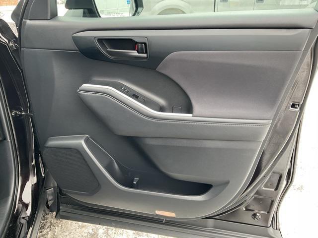 used 2021 Toyota Highlander car, priced at $34,998