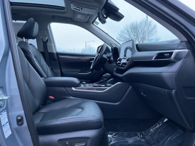 used 2021 Toyota Highlander car, priced at $39,998