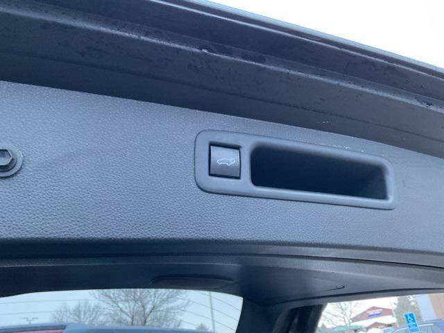 used 2021 Toyota Highlander car, priced at $39,998