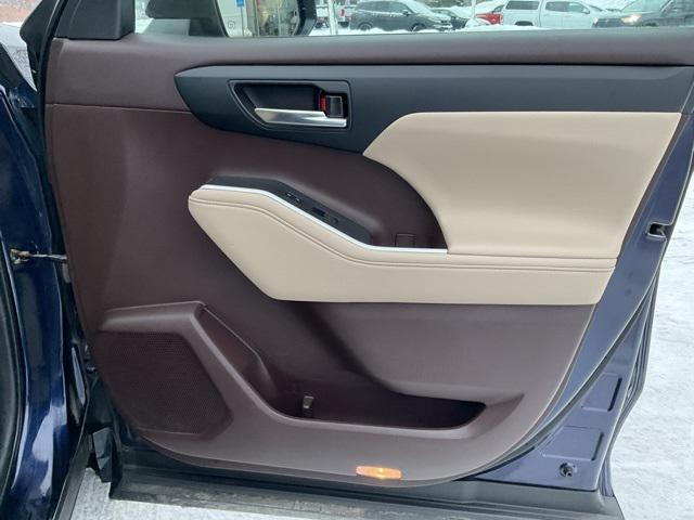 used 2022 Toyota Highlander car, priced at $34,998