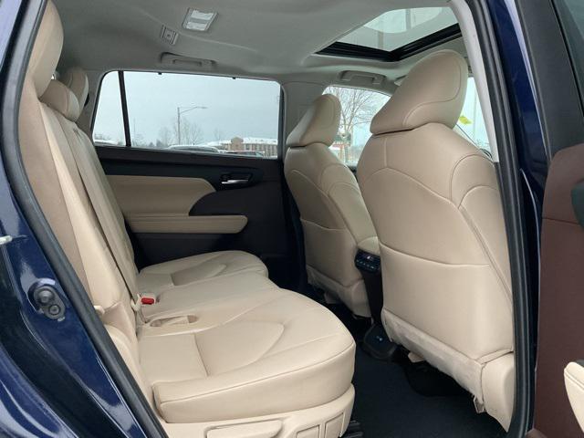 used 2022 Toyota Highlander car, priced at $34,998