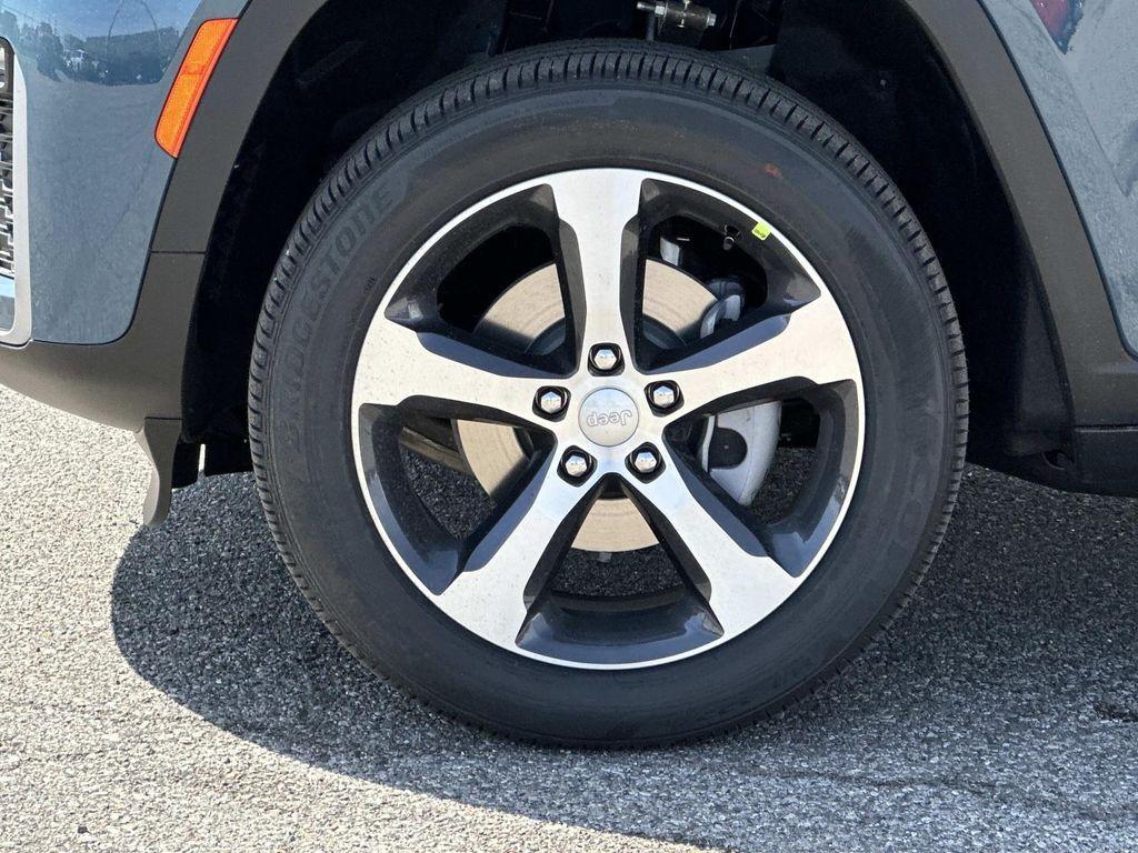 new 2026 Jeep Grand Cherokee car, priced at $47,922