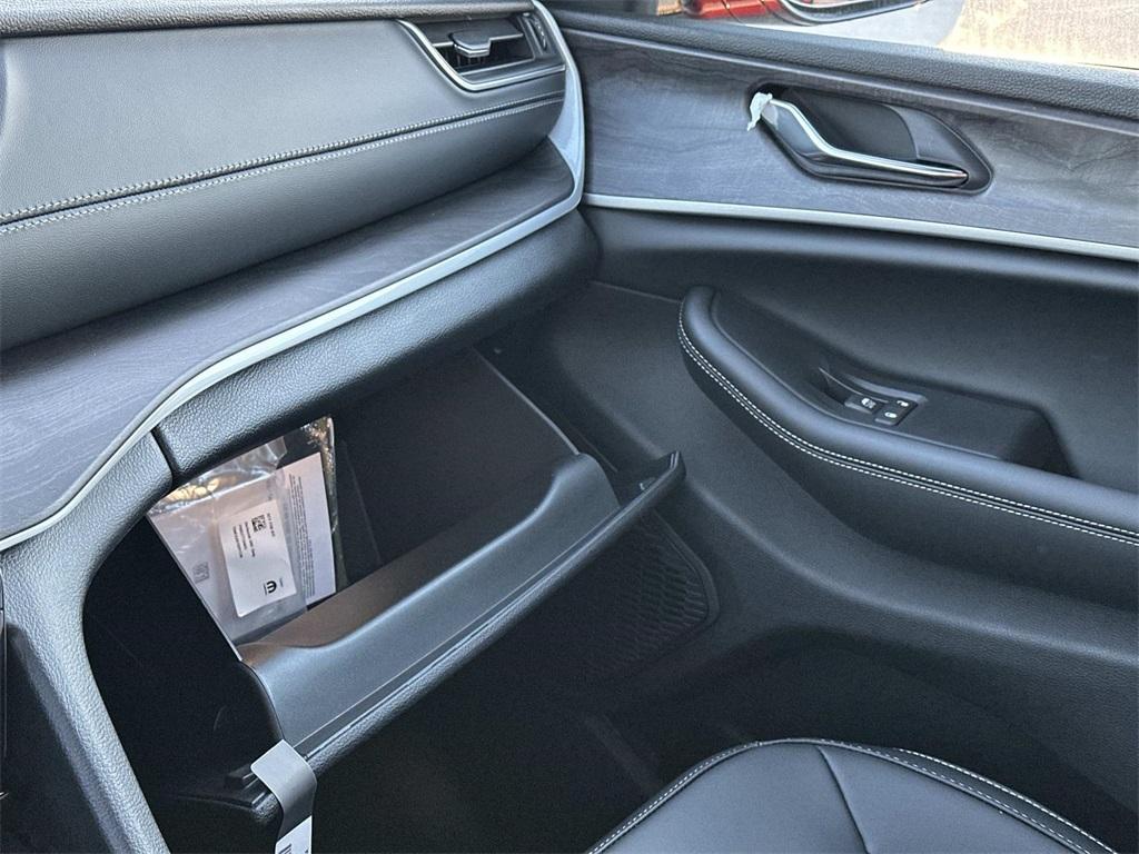 new 2025 Jeep Grand Cherokee car, priced at $51,493