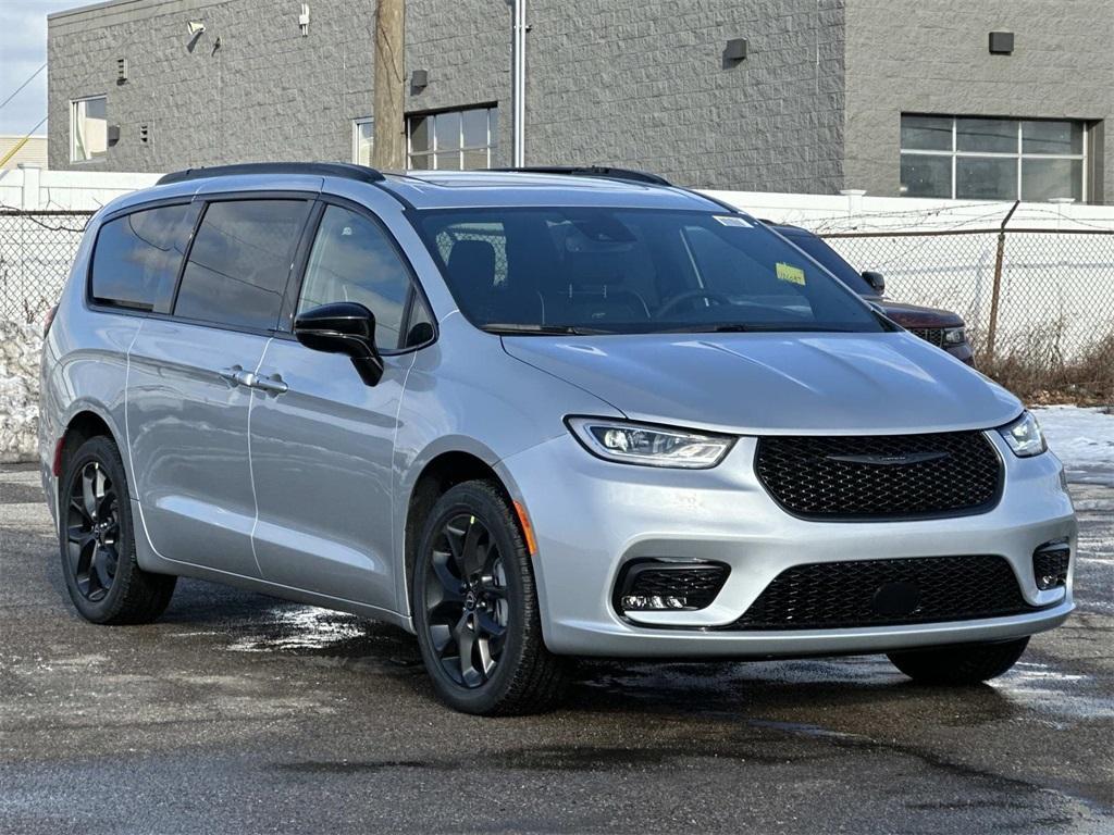 new 2026 Chrysler Pacifica car, priced at $55,611