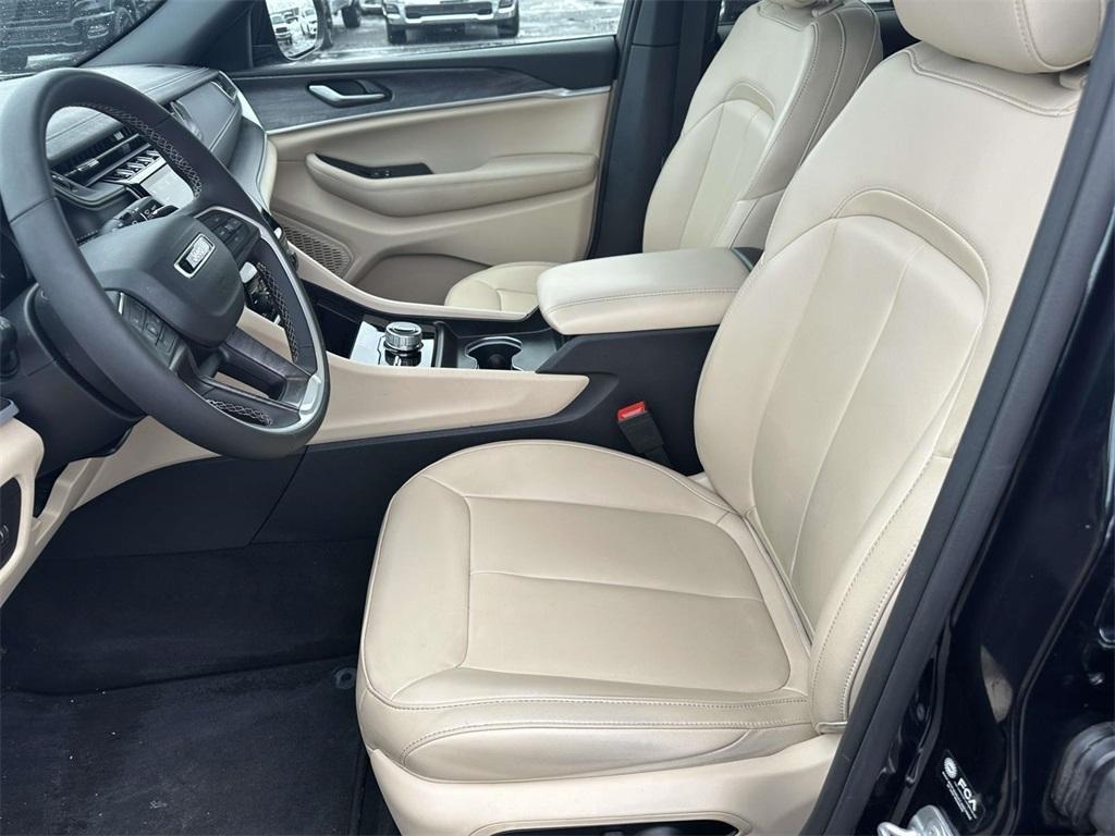 used 2024 Jeep Grand Cherokee car, priced at $32,995