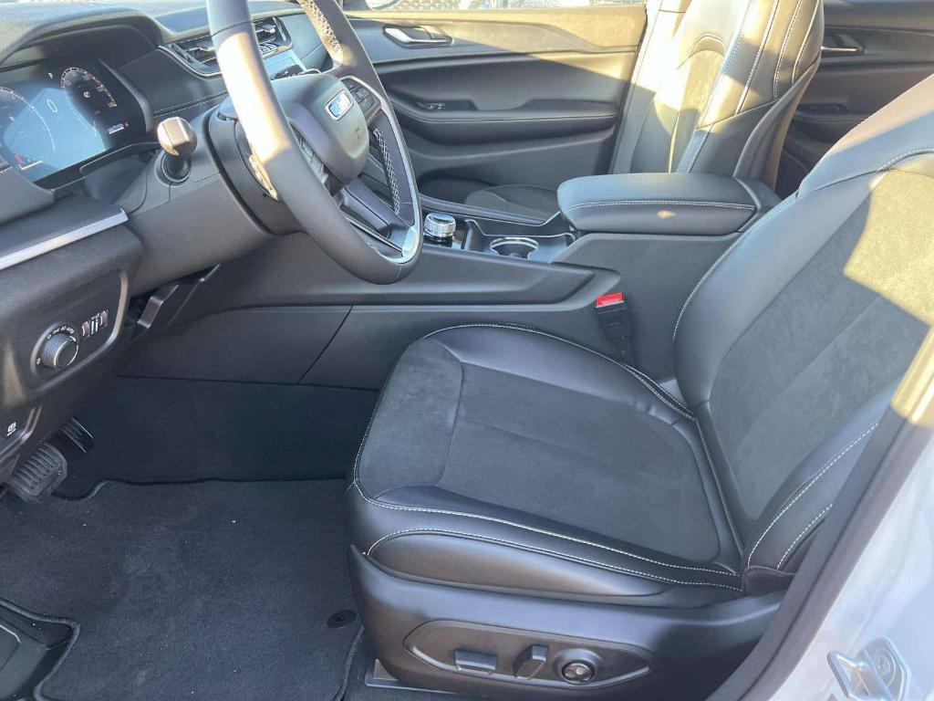 new 2025 Jeep Grand Cherokee car, priced at $45,760