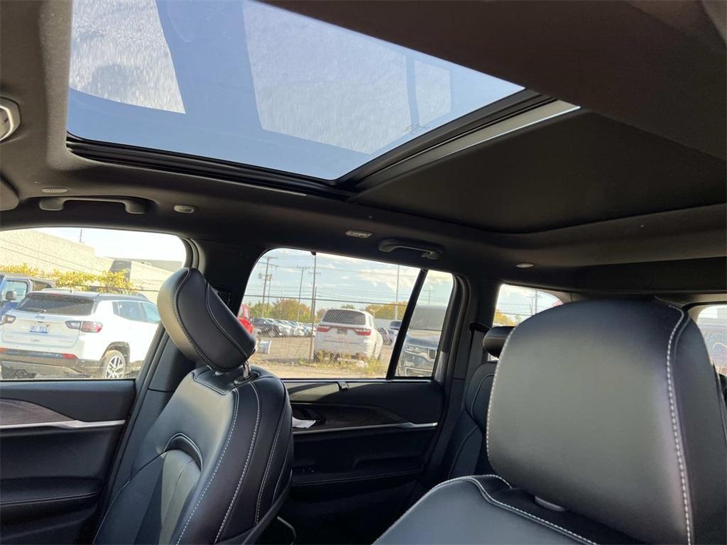 new 2025 Jeep Grand Cherokee car, priced at $56,084