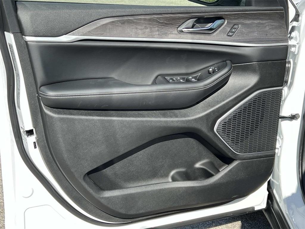 new 2025 Jeep Grand Cherokee car, priced at $56,084