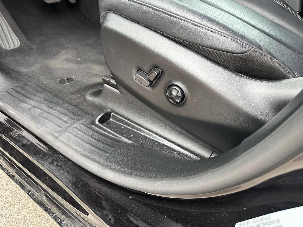 used 2025 Chrysler Pacifica car, priced at $27,417