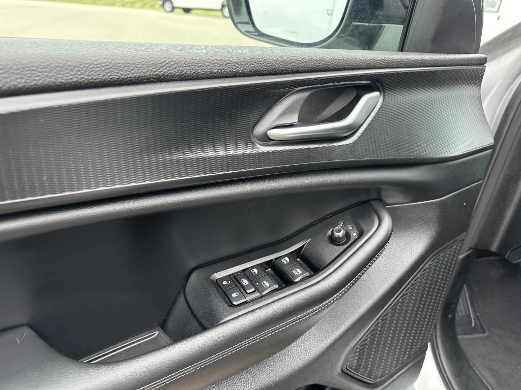 used 2025 Jeep Grand Cherokee car, priced at $33,989