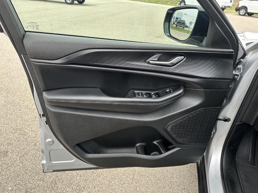 used 2025 Jeep Grand Cherokee car, priced at $33,989