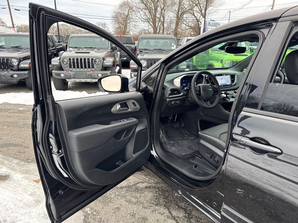 new 2023 Chrysler Pacifica Hybrid car, priced at $63,499