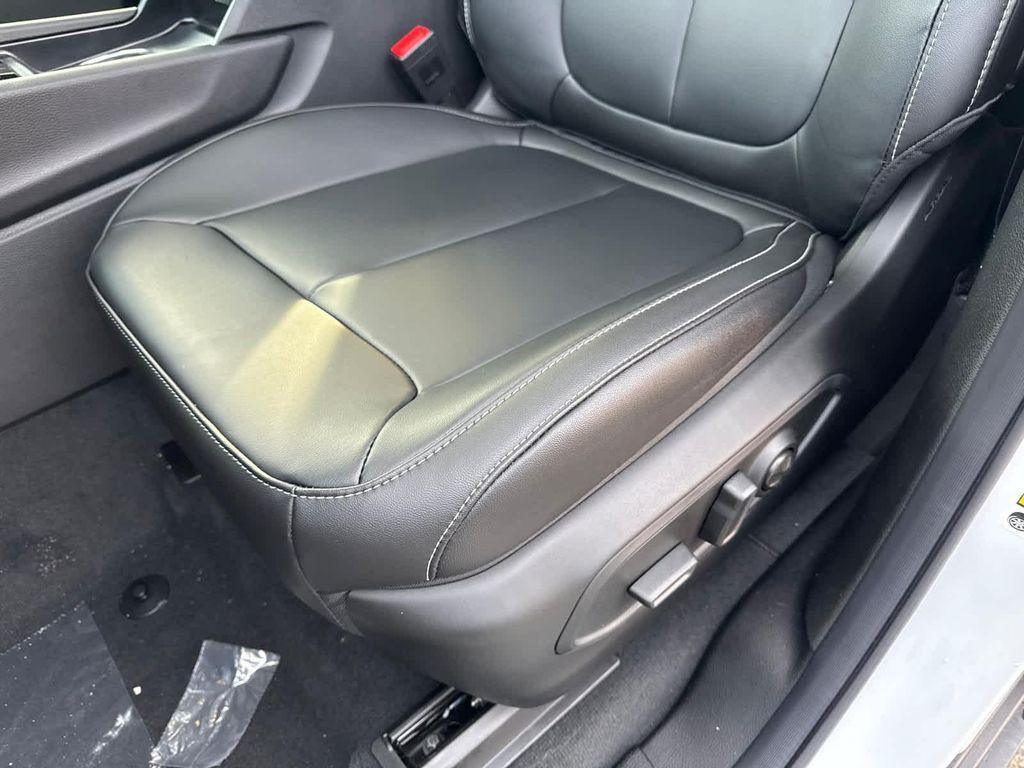 new 2025 Jeep Grand Cherokee car, priced at $48,701