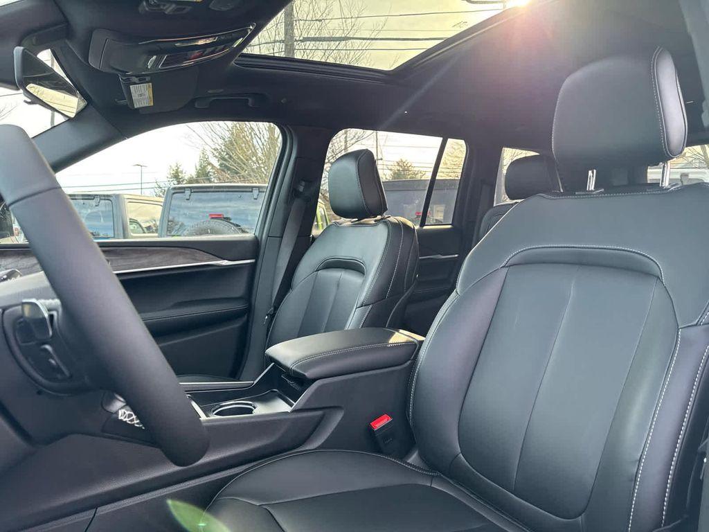 new 2025 Jeep Grand Cherokee car, priced at $48,701