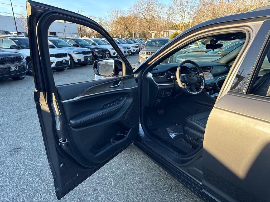 new 2025 Jeep Grand Cherokee car, priced at $51,579