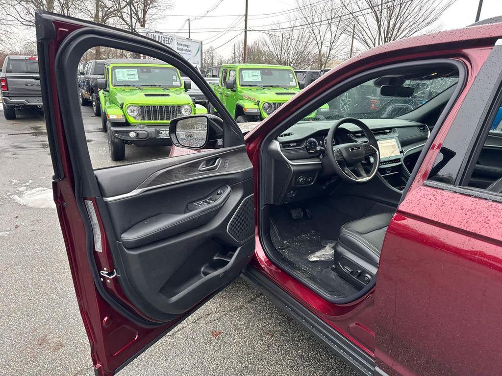 new 2026 Jeep Grand Cherokee car, priced at $47,989