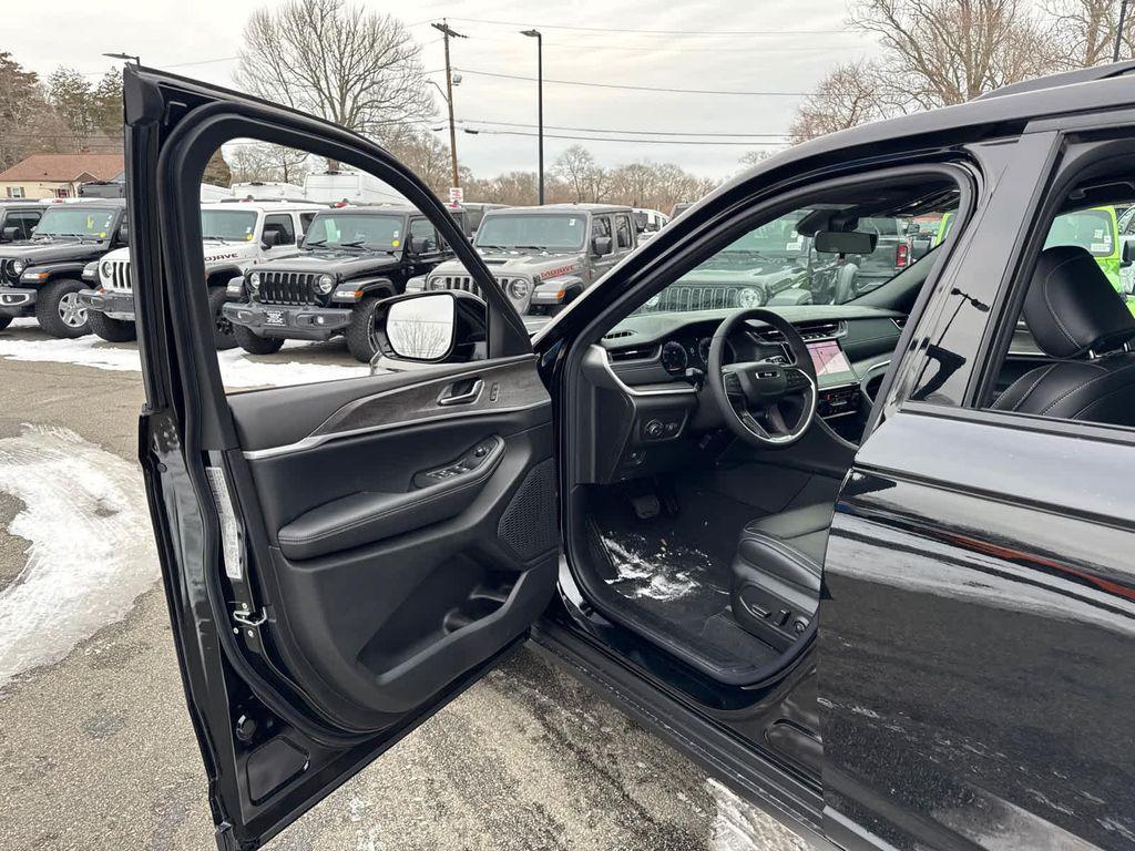new 2025 Jeep Grand Cherokee car, priced at $46,569
