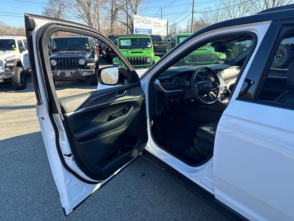 new 2025 Jeep Grand Cherokee car, priced at $48,821