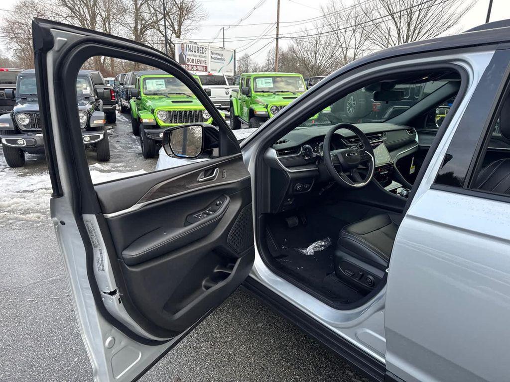 new 2025 Jeep Grand Cherokee car, priced at $48,890