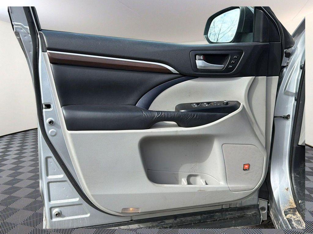 used 2015 Toyota Highlander Hybrid car, priced at $18,490