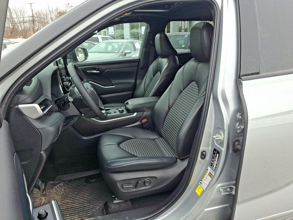 used 2023 Toyota Highlander car, priced at $40,490