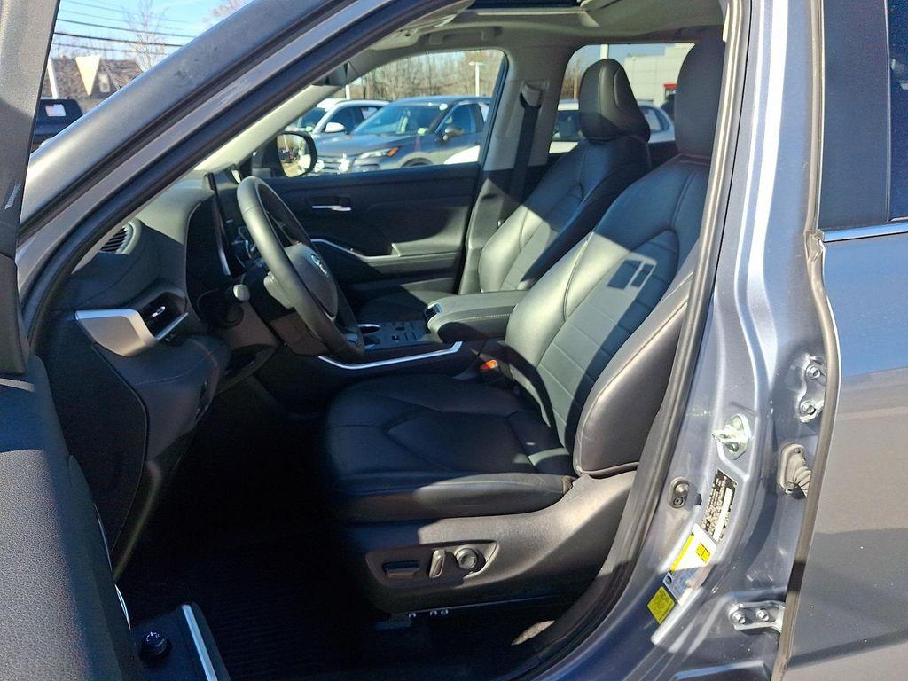 used 2024 Toyota Highlander car, priced at $38,990