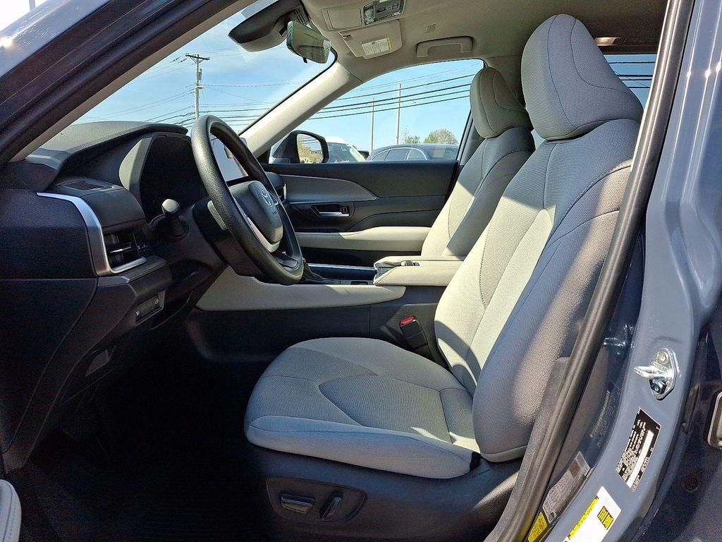 used 2025 Toyota Highlander car, priced at $39,990