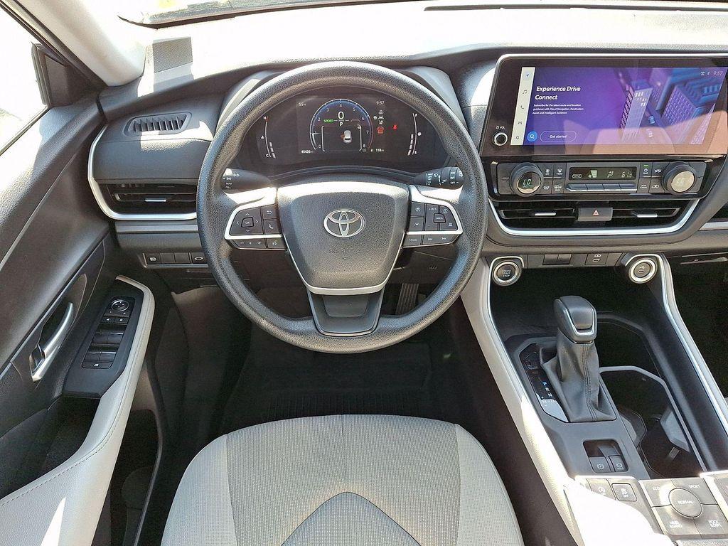used 2025 Toyota Highlander car, priced at $39,990
