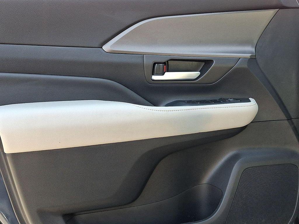 used 2025 Toyota Highlander car, priced at $39,990
