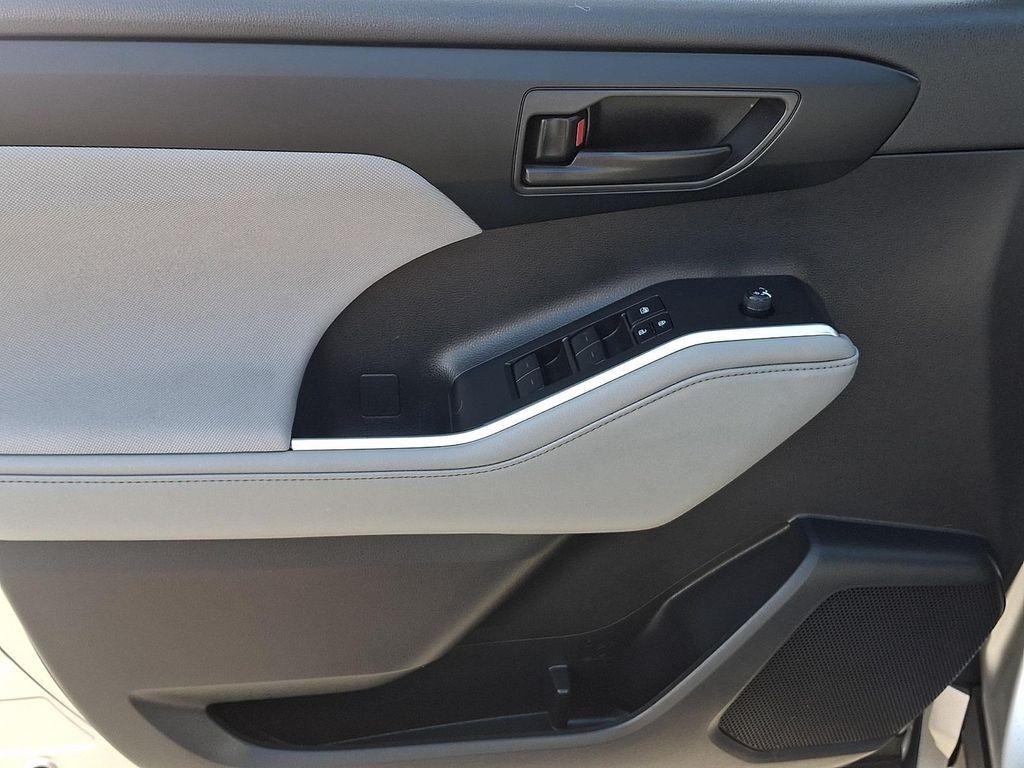 used 2023 Toyota Highlander car, priced at $32,990