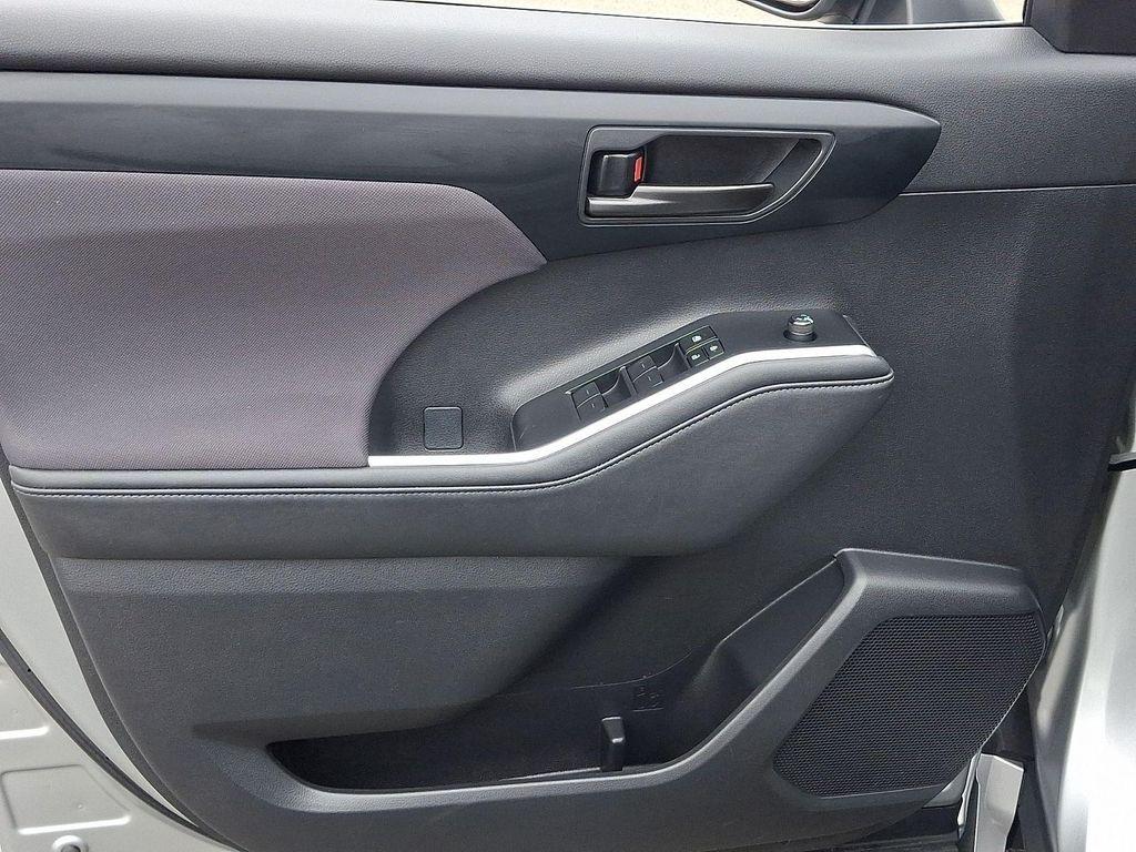 used 2023 Toyota Highlander car, priced at $27,990