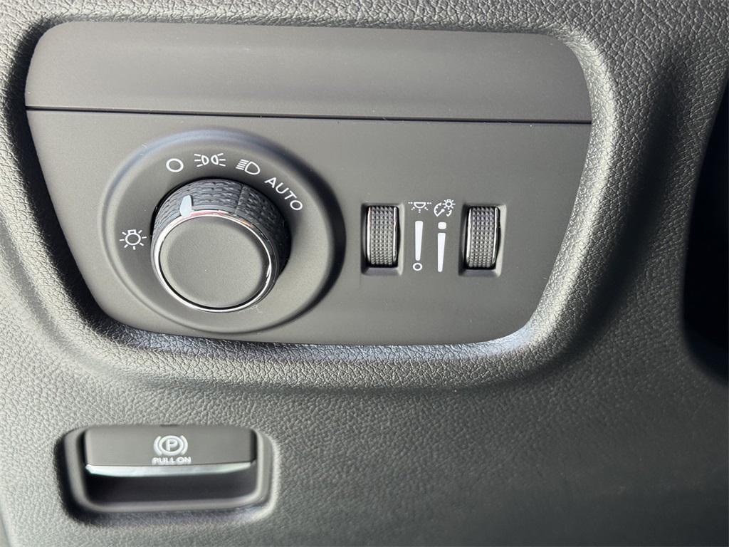 new 2025 Jeep Grand Cherokee car, priced at $37,385