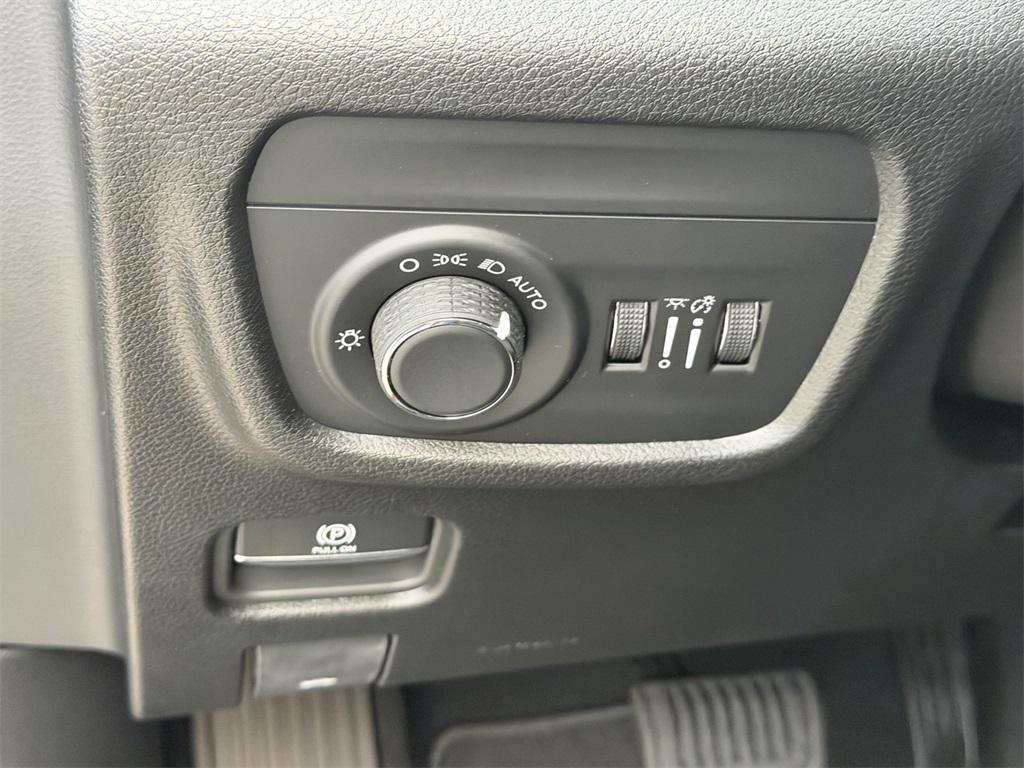 new 2025 Jeep Grand Cherokee car, priced at $34,225