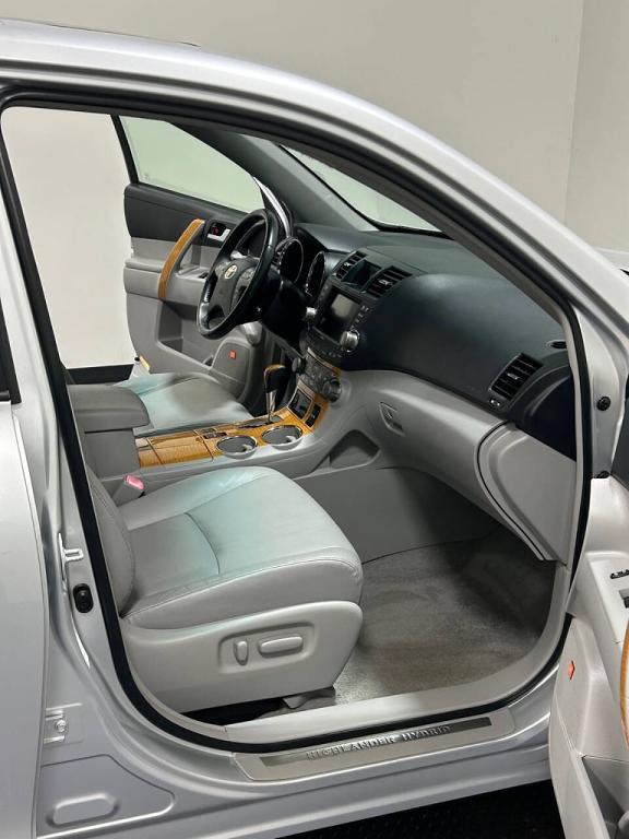 used 2010 Toyota Highlander Hybrid car, priced at $9,499