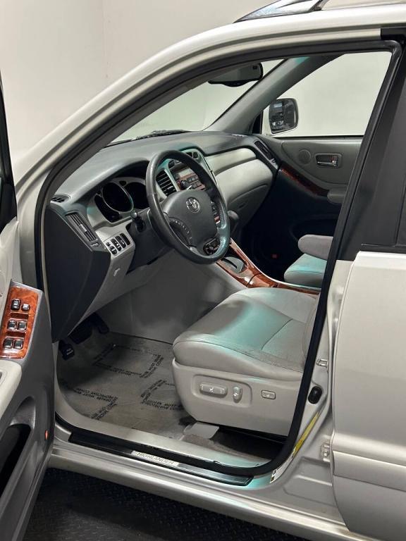 used 2006 Toyota Highlander Hybrid car, priced at $7,999