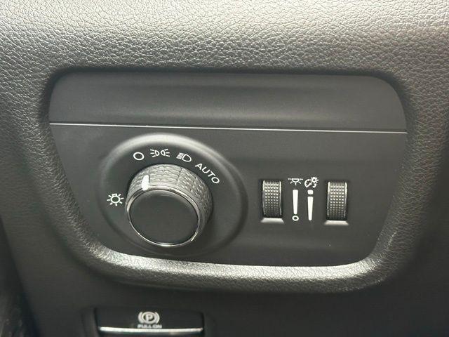 new 2025 Jeep Grand Cherokee car, priced at $39,808